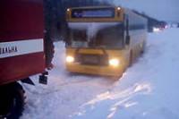 Зима разошлась не на шутку. В Житомирской области спасателям пришлось доставать из снежного заноса сразу три автобуса